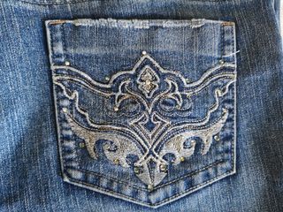 Pantalon vaquero con dibujo bordado