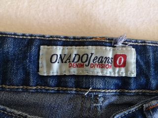 Pantalon vaquero con dibujo bordado