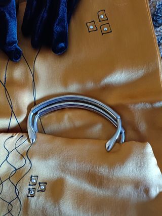 Guantes, estola y bolso de fiesta