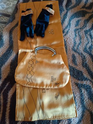 Guantes, estola y bolso de fiesta