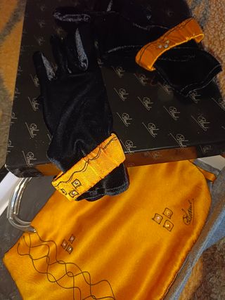 Guantes, estola y bolso de fiesta