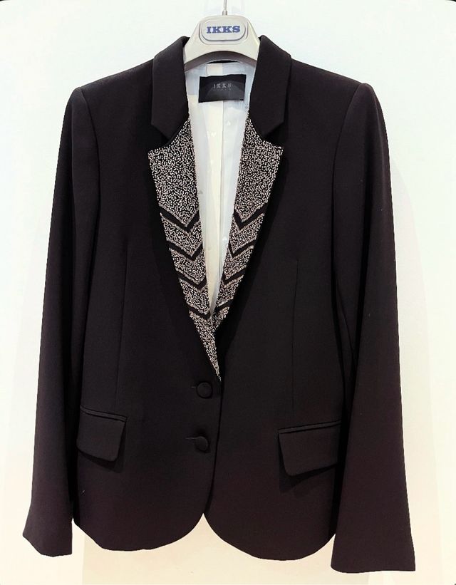 Blazer negra con pedrería de IKKS