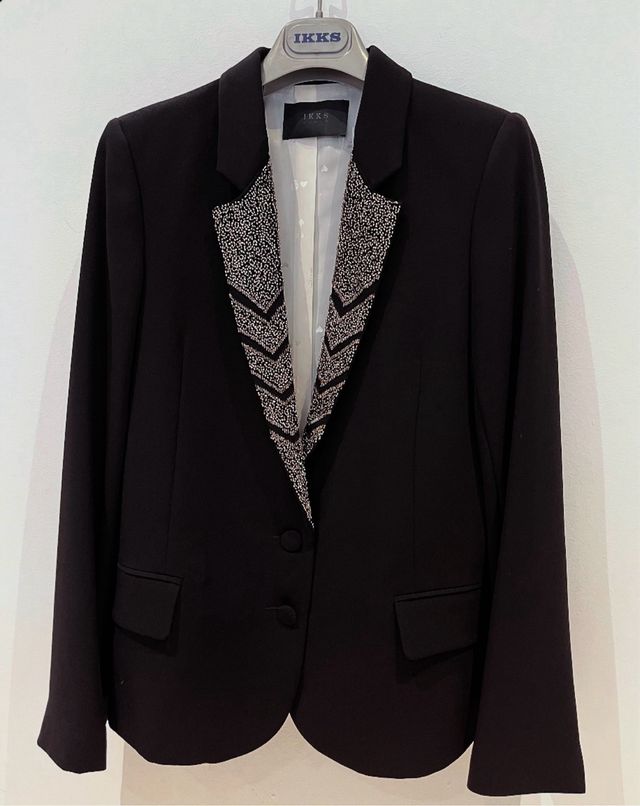 Blazer negra con pedrería de IKKS