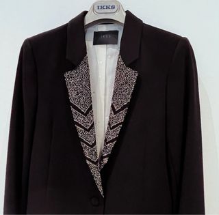 Blazer negra con pedrería de IKKS