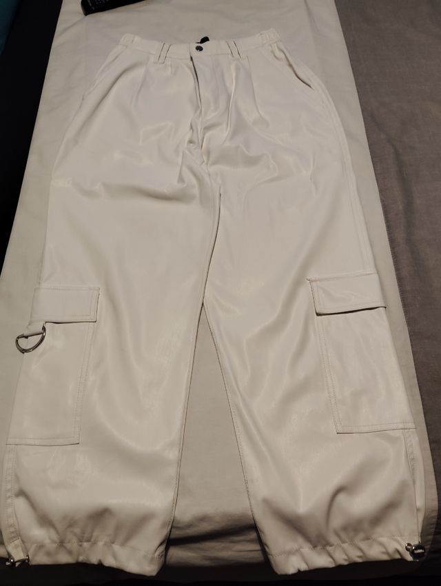 Pantalón cargo de polipiel