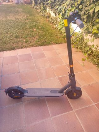 Patinete eléctrica Xiaomi y casco