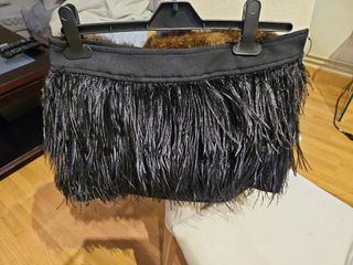 Falda de plumas negra