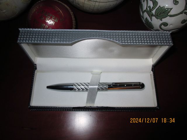 Bolígrafo metal cromado y fibra de carbono