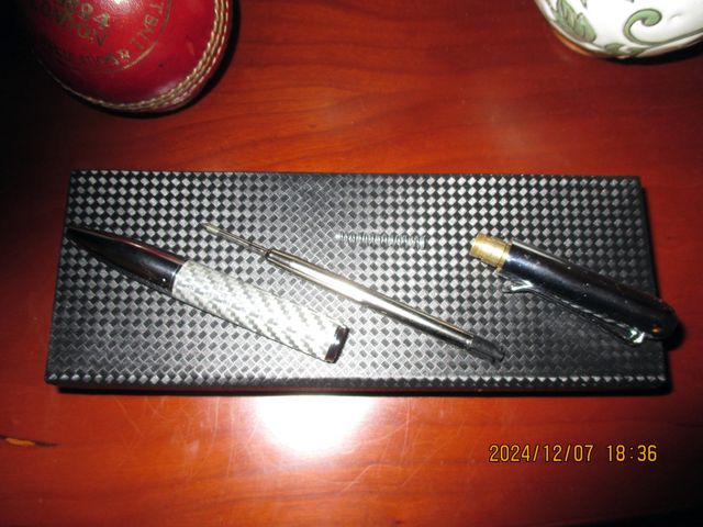 Bolígrafo metal cromado y fibra de carbono