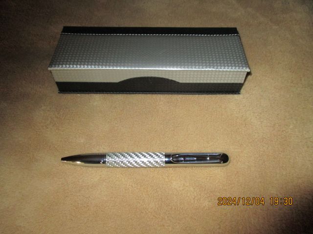 Bolígrafo metal cromado y fibra de carbono
