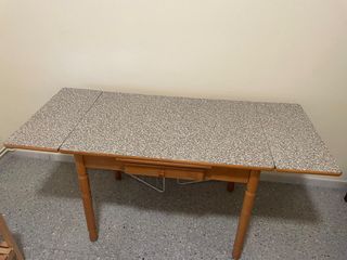 Mesa de cocina de madera con encimera de fòrmica i