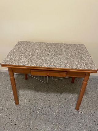 Mesa de cocina de madera con encimera de fòrmica i