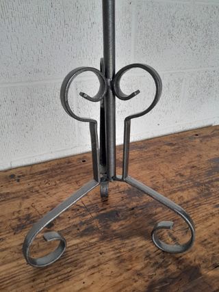 Pie alto para macetas o herramientas