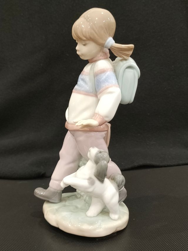 Figura de Lladró "La niña del jueves"