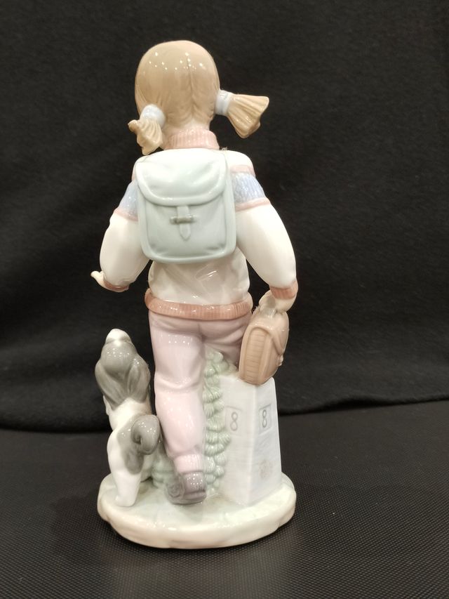 Figura de Lladró "La niña del jueves"