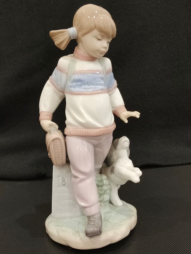 Figura de Lladró "La niña del jueves"