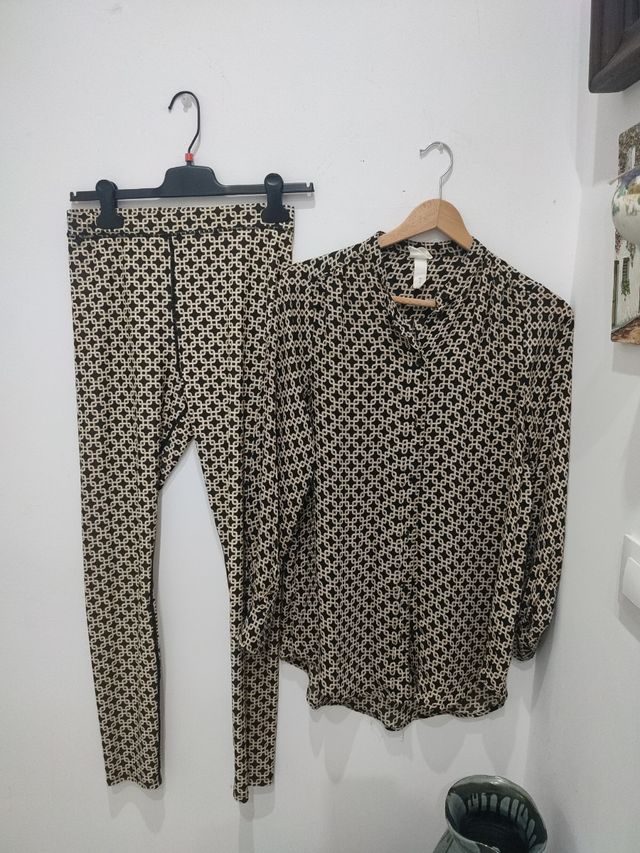 Conjunto blusa y pantalón con dibujo