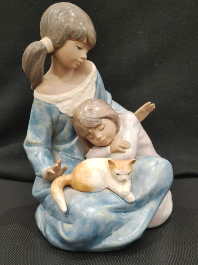 Figura mate de Lladró "Hermana pequeña"