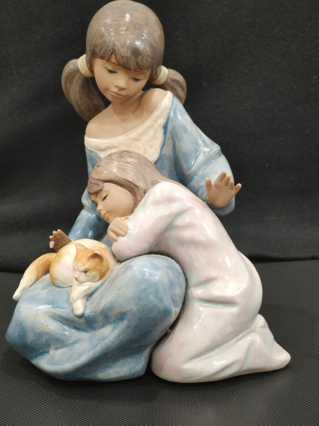 Figura mate de Lladró "Hermana pequeña"