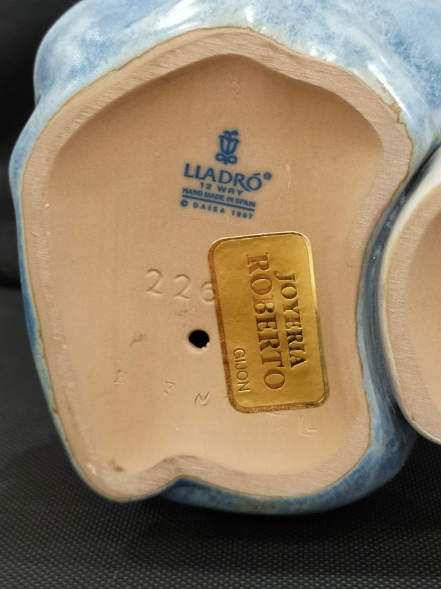 Figura mate de Lladró "Hermana pequeña"