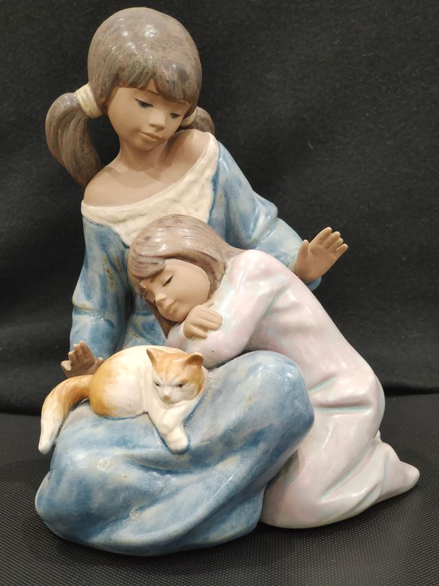 Figura mate de Lladró "Hermana pequeña"