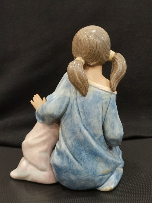 Figura mate de Lladró "Hermana pequeña"