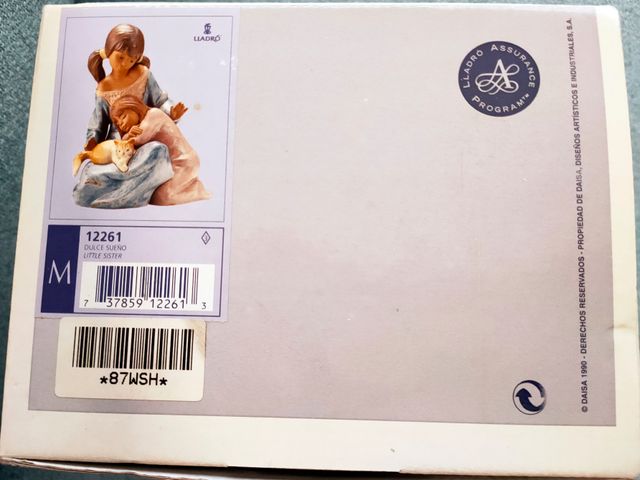 Figura mate de Lladró "Hermana pequeña"