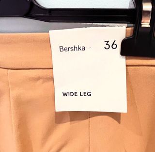 Pantalón palazzo camel de Bershka