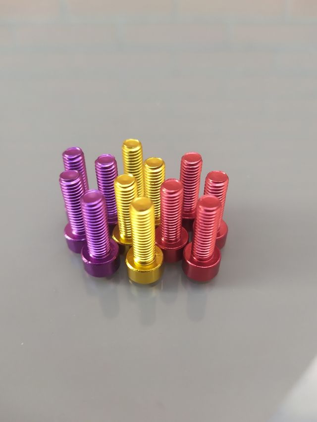 Tornillos de botellero M5x20mm. Color a Elegir.