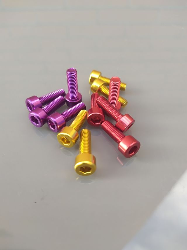 Tornillos de botellero M5x20mm. Color a Elegir.
