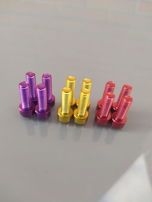 Tornillos de botellero M5x20mm. Color a Elegir.