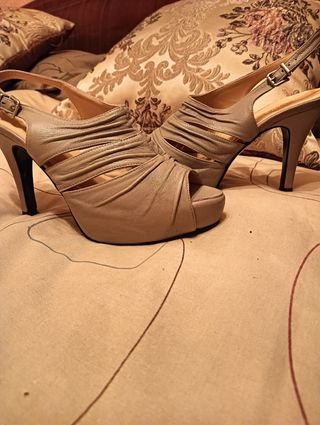Sandalias muy comodas un de piel gris claro con pl