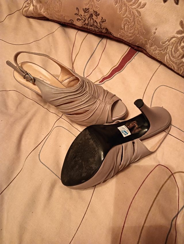 Sandalias muy comodas un de piel gris claro con pl