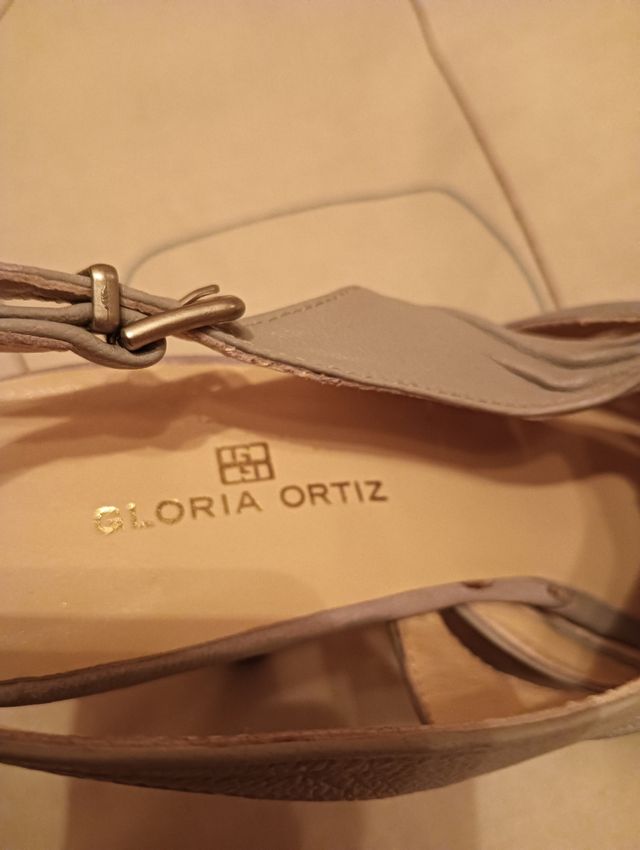 Sandalias muy comodas un de piel gris claro con pl