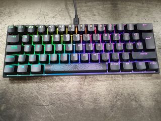 Teclado corsair K65 RGB MINI