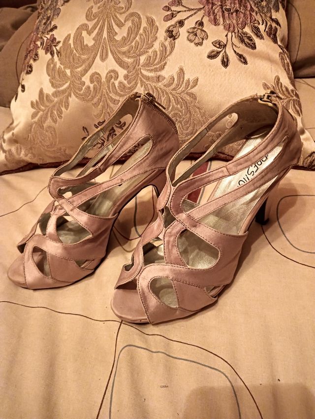 Sandalias de  vestir beige de raso