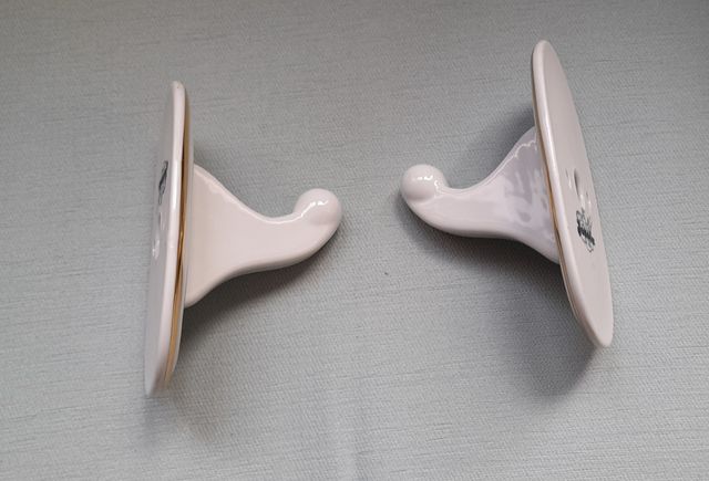 Colgador toallero de cerámica