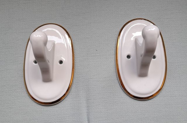 Colgador toallero de cerámica