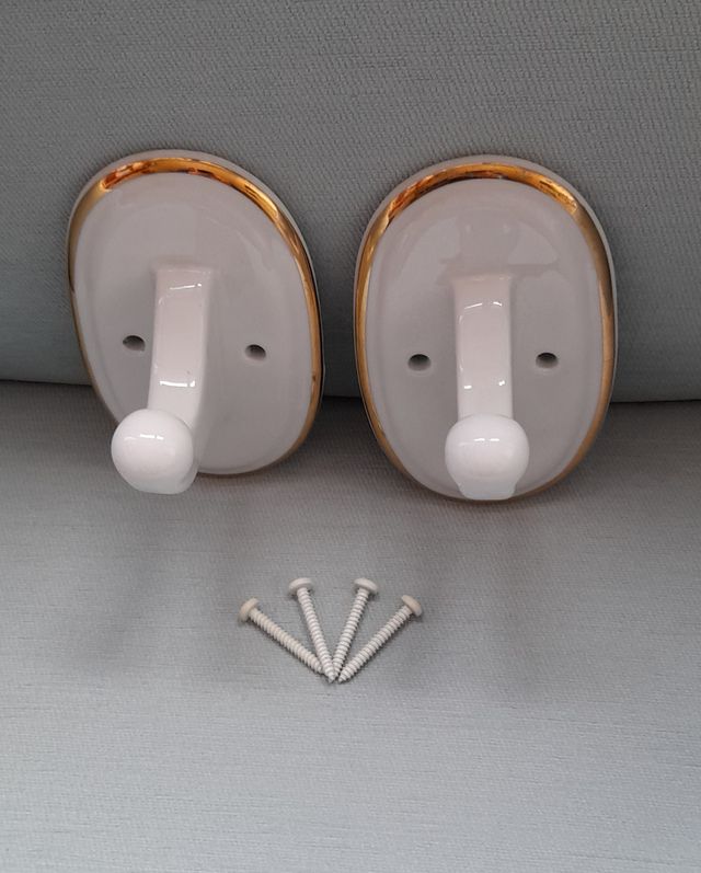 Colgador toallero de cerámica