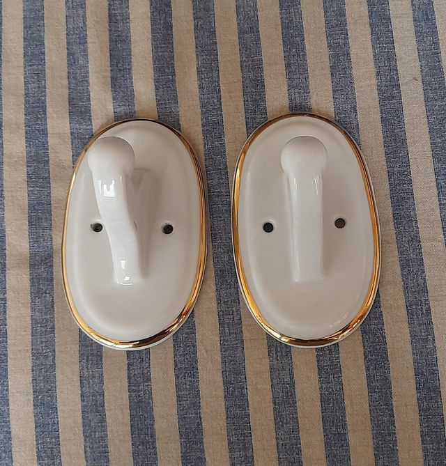 Colgador toallero de cerámica