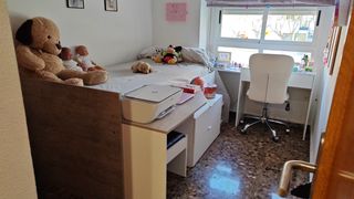 Cama alta con escritorio