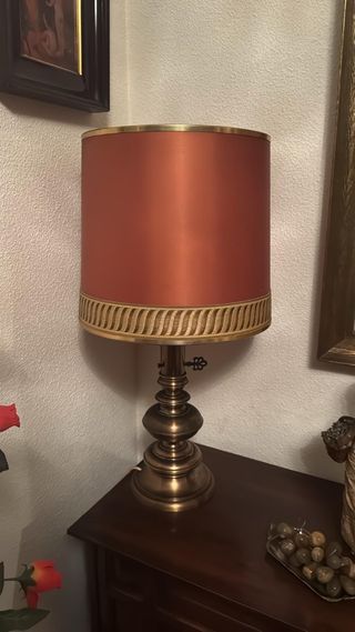 Lámpara de mesa latón con pantalla en granate