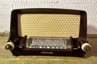 ANTIGUA RADIO VÁLVULAS IBERIA D 21. BAQUELITA.