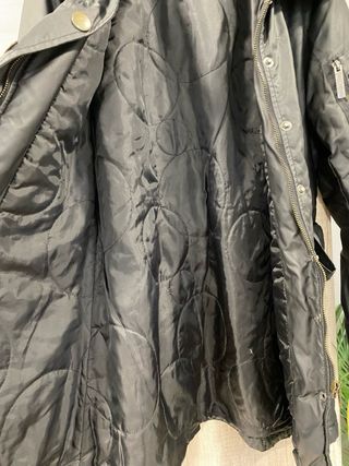 Abrigo impermeable negro Pull&Bear talla 38