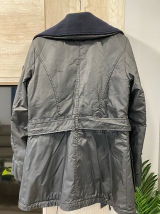 Abrigo impermeable negro Pull&Bear talla 38