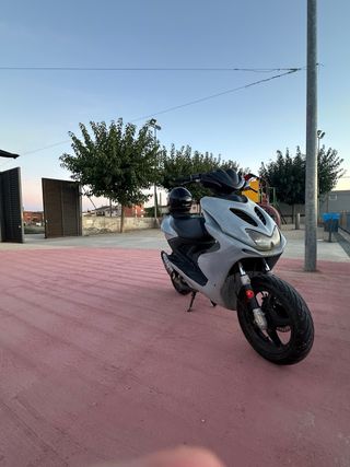 Yamaha aerox se vende o se cambia por marchas49cc