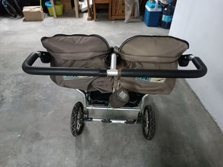 Coche de bebe gemelar TFK con sus capazos
