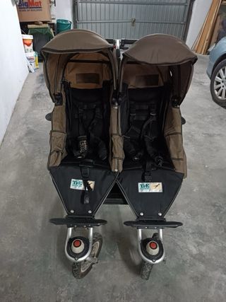 Coche de bebe gemelar TFK con sus capazos