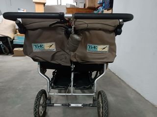 Coche de bebe gemelar TFK con sus capazos