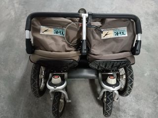 Coche de bebe gemelar TFK con sus capazos